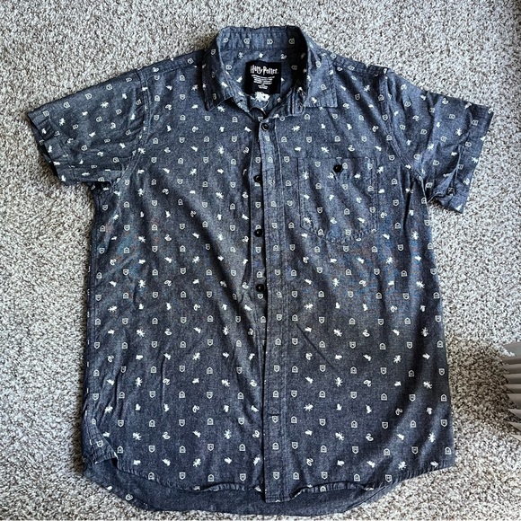 Harry Potter Other - EUC Men's Harry Potter Short Sleeve Dress Shirt size Medium in Gray